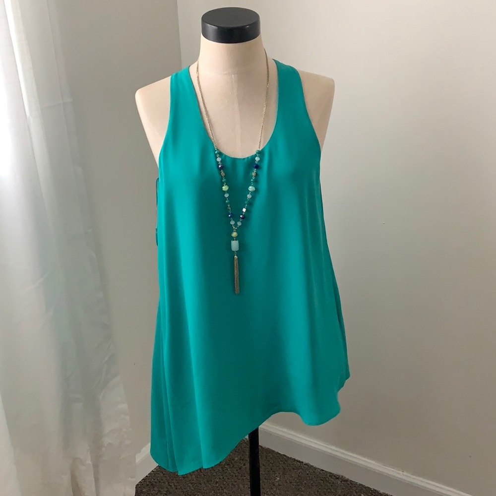 The limited silky top with necklace